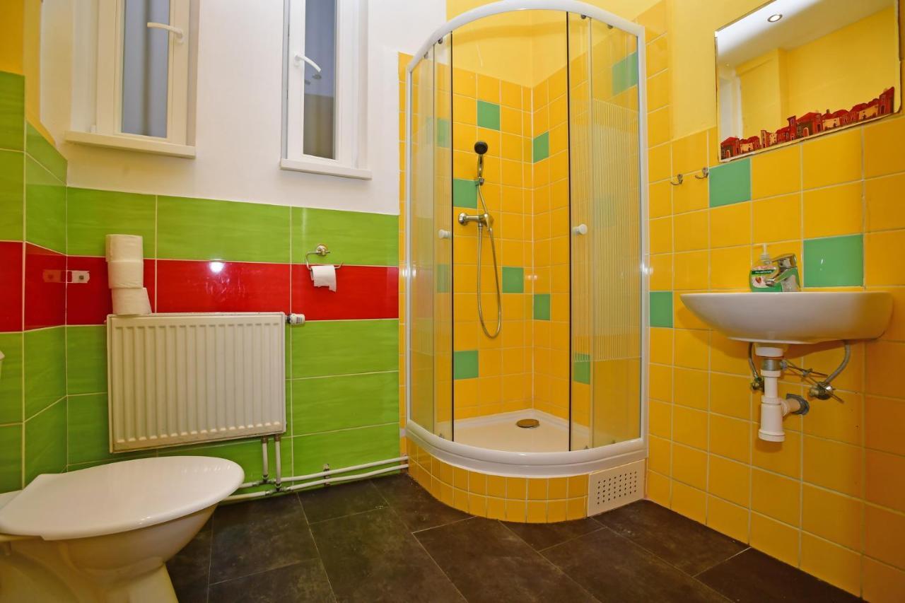 Benedikt City Center Hostel Прага Экстерьер фото