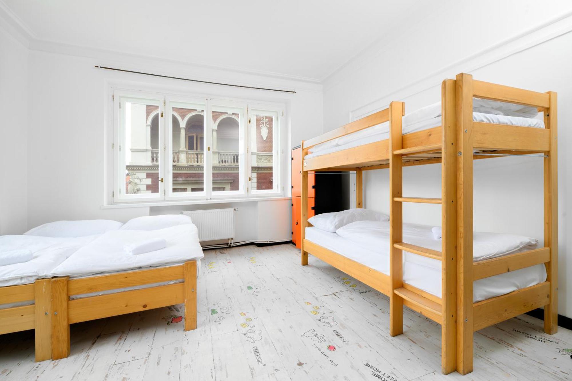 Benedikt City Center Hostel Прага Экстерьер фото