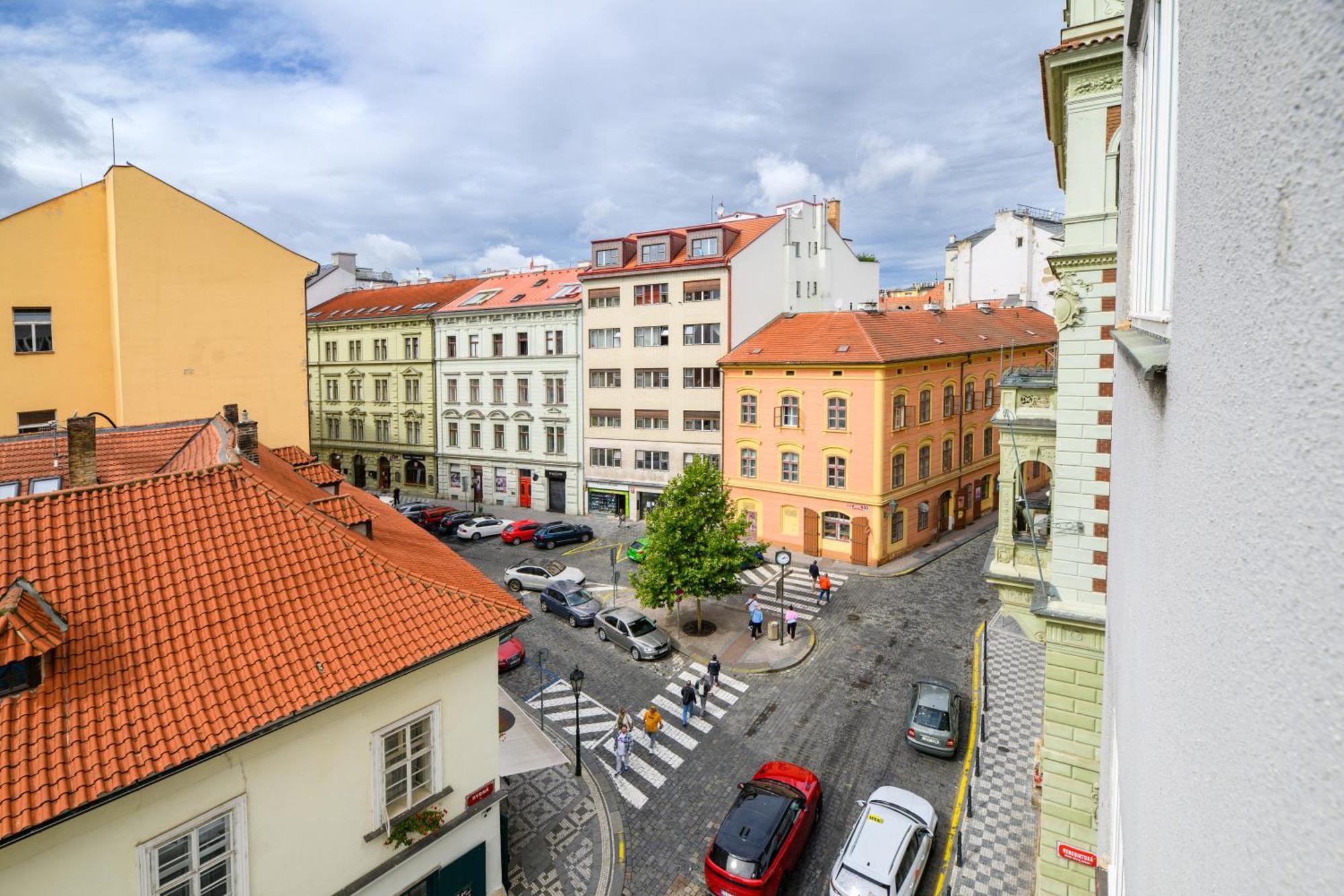 Benedikt City Center Hostel Прага Экстерьер фото
