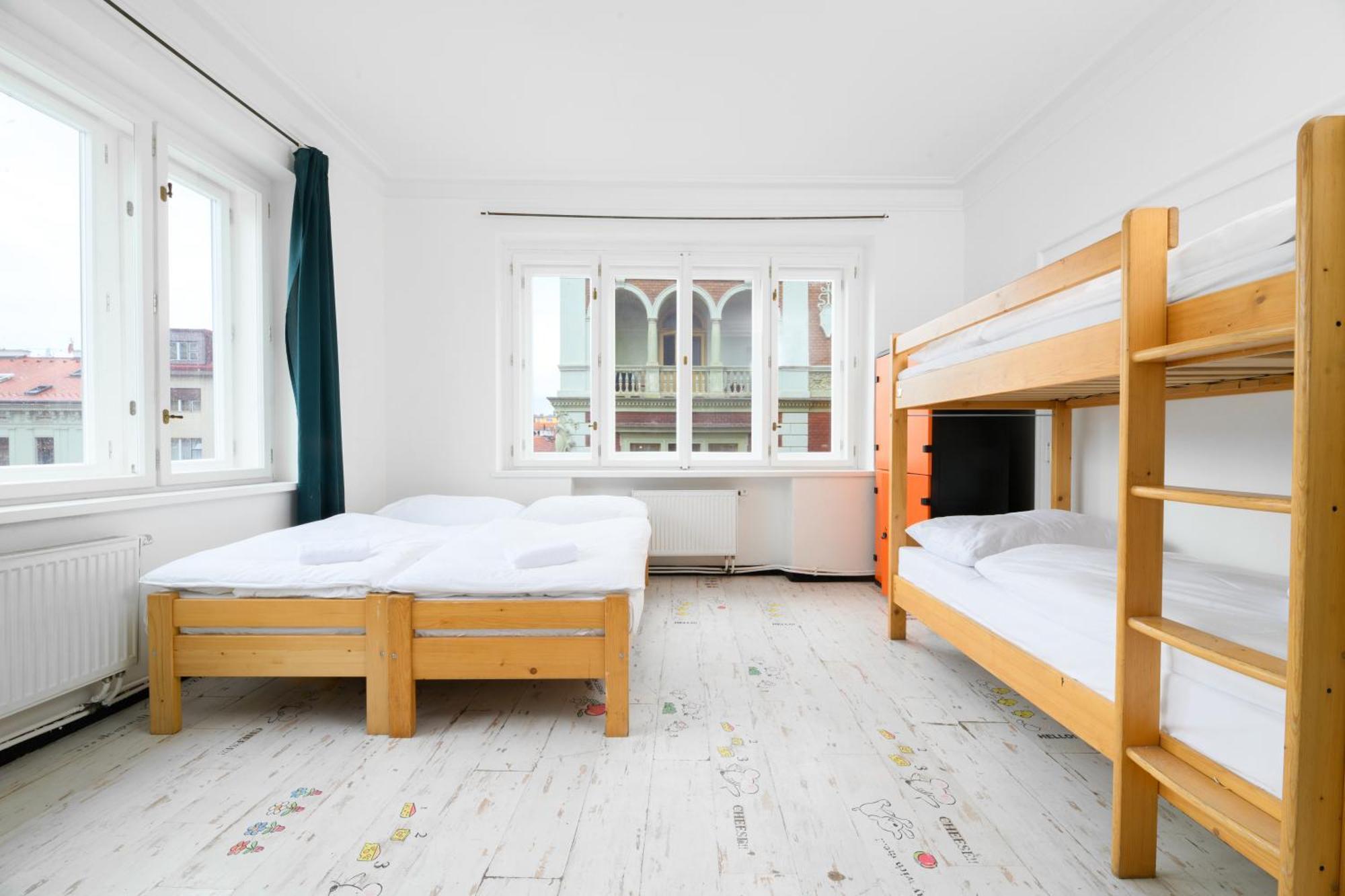 Benedikt City Center Hostel Прага Экстерьер фото