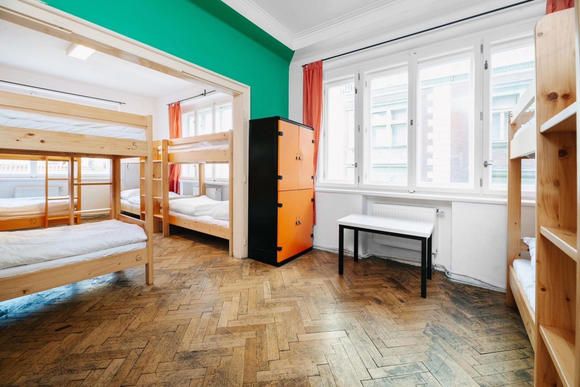 Benedikt City Center Hostel Прага Экстерьер фото