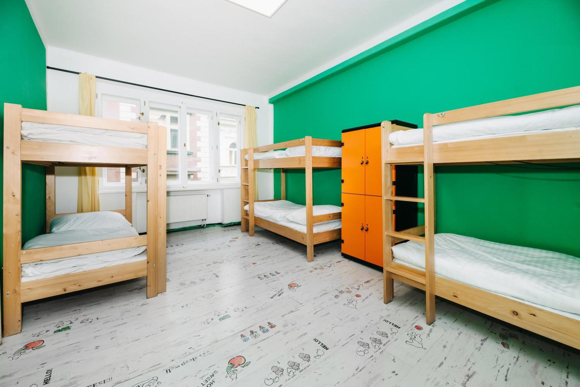 Benedikt City Center Hostel Прага Экстерьер фото