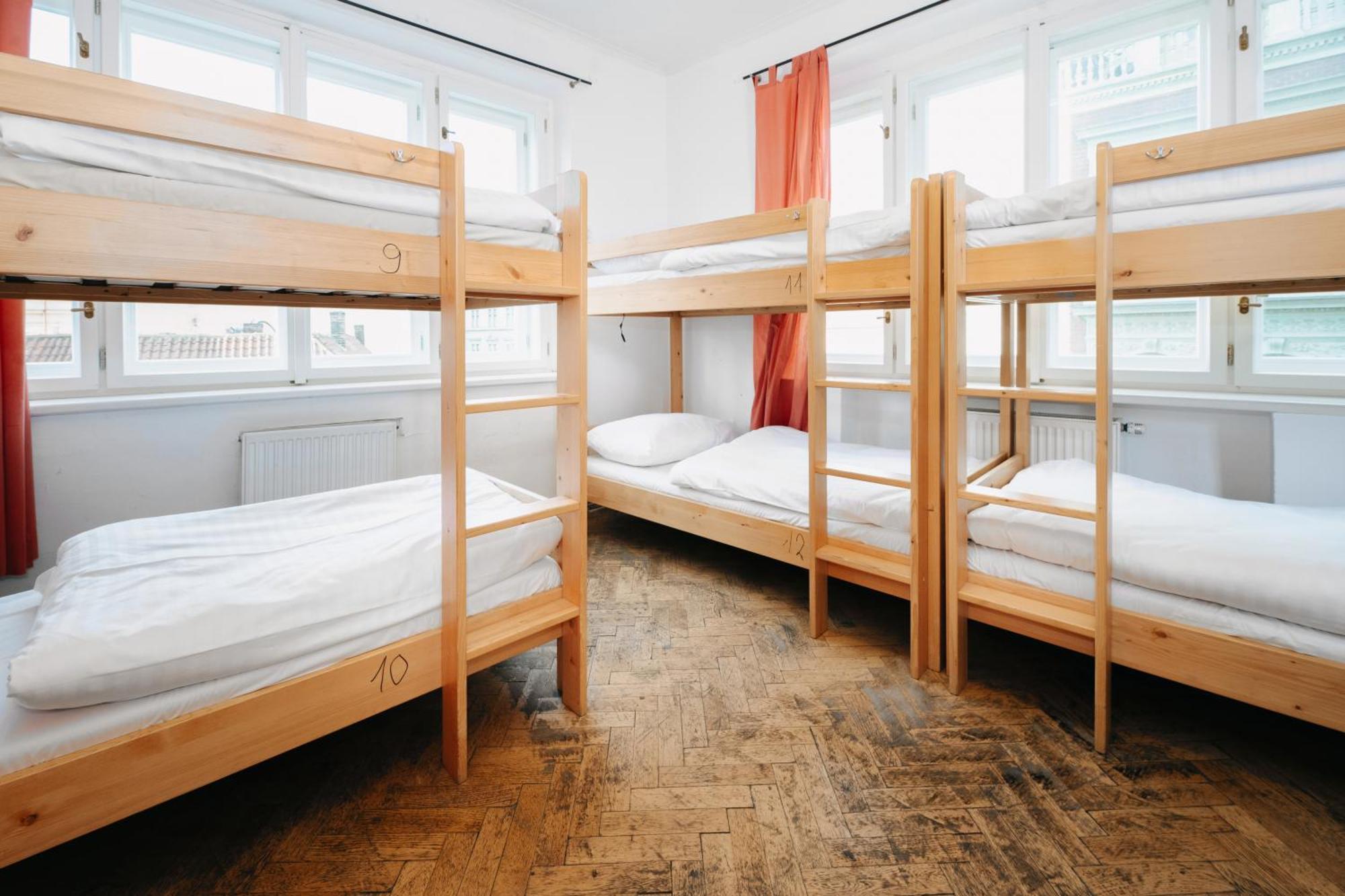 Benedikt City Center Hostel Прага Экстерьер фото